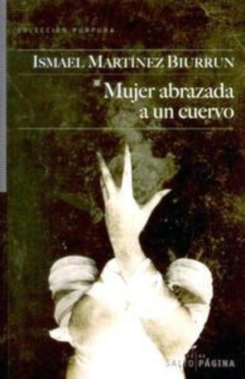 Mujer abrazada a un cuervo.
