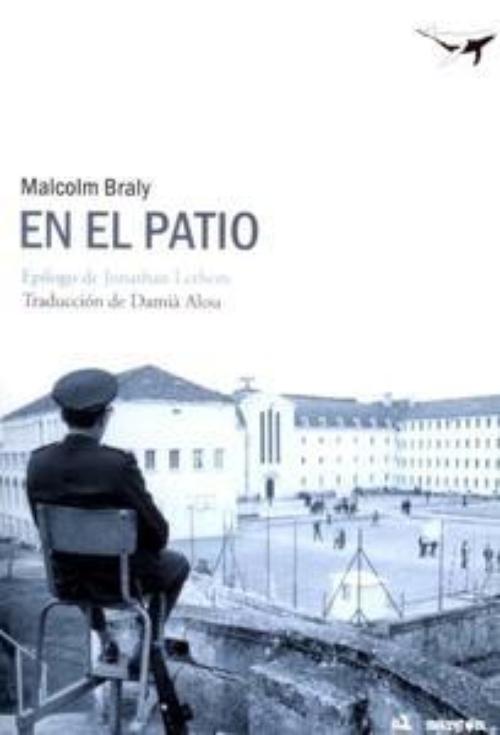 En el patio.