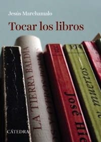Tocar los libros.